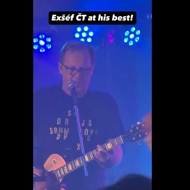 Petr Dvo��k v�l� na kytaru