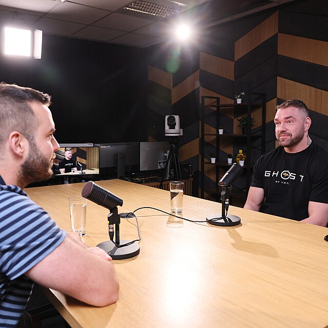 Karlos Benda ve studiu s redaktorem Expresu