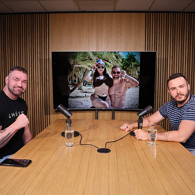 Karlos Benda ve studiu s redaktorem Expresu