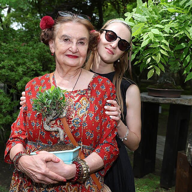 Eva Holubov� s dcerou Karol�nou