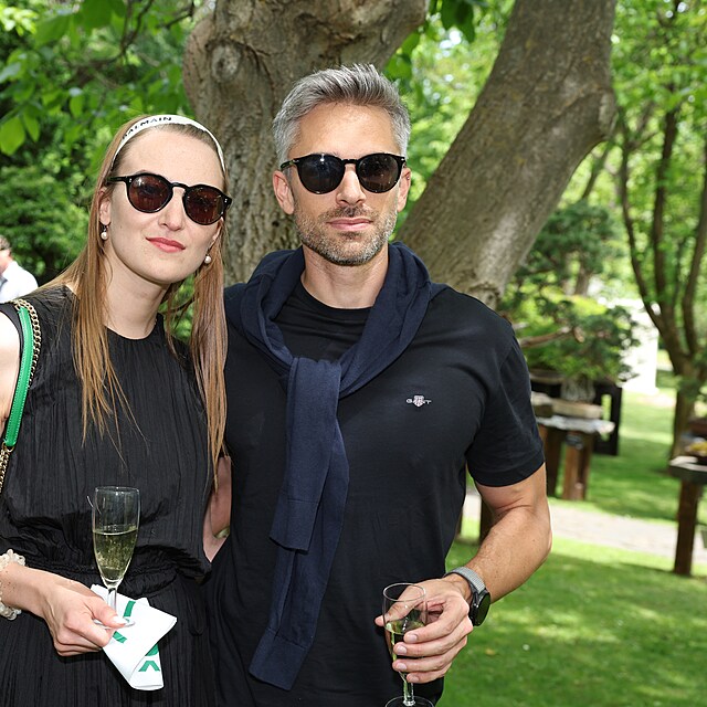 Karol�na Holubov� s doprovodem