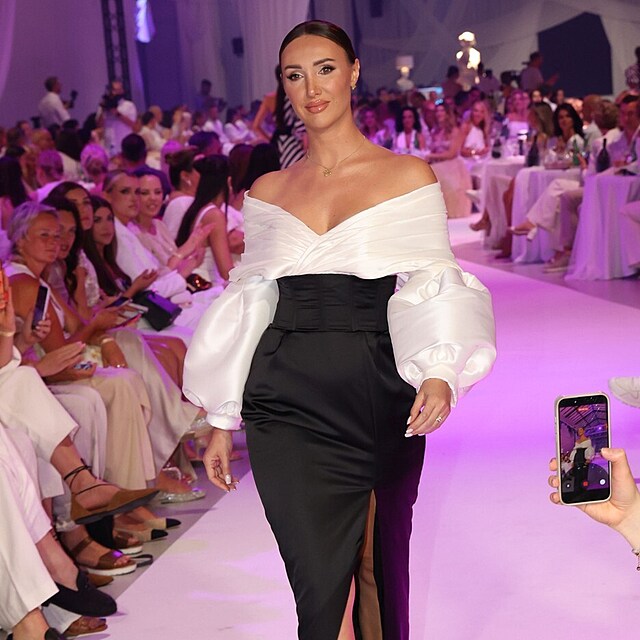 Ta��na Makarenko na mole b�hem m�dn� p�ehl�dky n�vrh��sk�ho dua PONER v prvn�m modelu