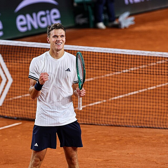Jakub Men��k postoupil do �tvrtfin�le Roland Garros.