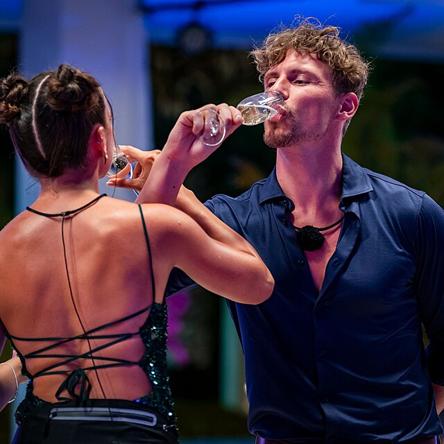 Sout��c� vily Are You The One? �esko si u��vaj� prvn� dny v luxusn�m prost�ed� v Thajsku.
Ve vile nechyb� flirtov�n�, nap�t� ani prvn� n�znaky toho, kdo by k sob� mohl pat�it.
