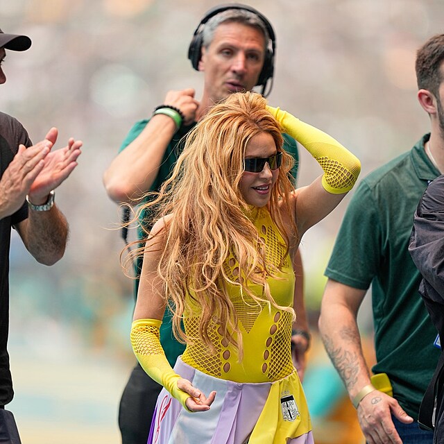 Shakira na zahajovac�m vystoupen� MS ve fotbale 2026 vzbudila konspirace kv�li barv� sv�ch vlas� a �ern�m br�l�m