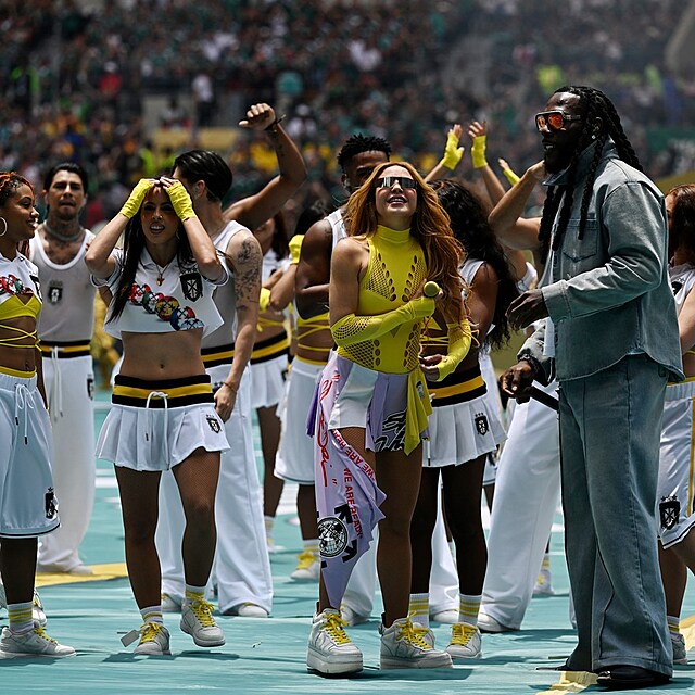 Shakira vystupuj�c� na zahajovac�m ceremoni�lu MS ve fotbale 2026 s Burna Boyem