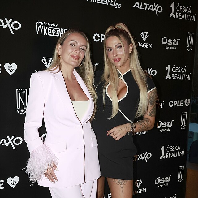 ��rka Pekov� s moder�torkou Sabinou Jak�ovou na Viagem p�rty