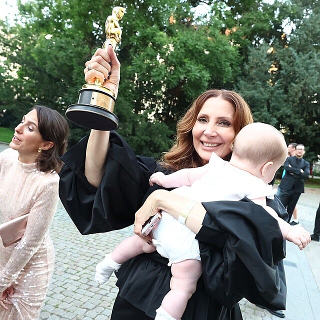Olga Lounov� dorazila na setk�n� s Arnoldem Schwarzeneggerem i s p�lro�n�...