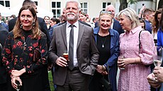 Petr Pavel vedle n�j Eva Holubová v hovoru s Evou Pavlovou.