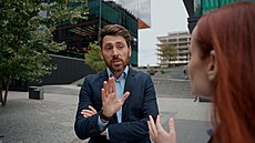 Mu�i nenávidí �eny, psychologie, mu� zastavuje �enu v hovoru
