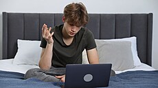 Mu�i nenávidí �eny, psychologie, teenager p�ed po�íta�erm