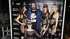 Pavel Novotný a sexy tane�nice na Viagem párty