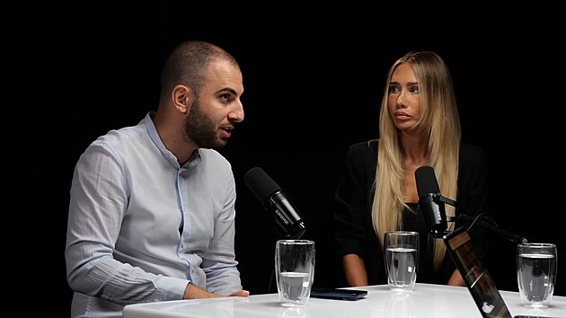 Mike Oganesjan a Erika Eli�ov� v rozhovoru