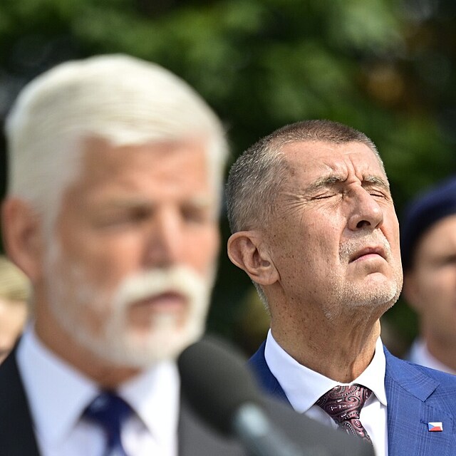 Andrej Babi� za Petrem Pavlem p�i ceremoni�lu na V�tkov�