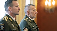 Jmenování nového ná�elníka generálního �tábu Miroslava Hlavá�e (vpravo. Vedle...