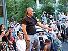 �í Machá�ek oslavil �edesátku po svém. S maracas v rukou vylezl nad dav a...