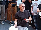 Machá�ek tan�il v ulici, jako by mu nebylo �edesát, ale sotva za�ínal. Bílé...