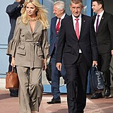 Monika Babi�ov� p�ed odletem do Ankary zvolila b�ovo�ed� kalhotov� kost�m, kter� p�sobil elegantn�, modern� a dostate�n� diplomaticky.