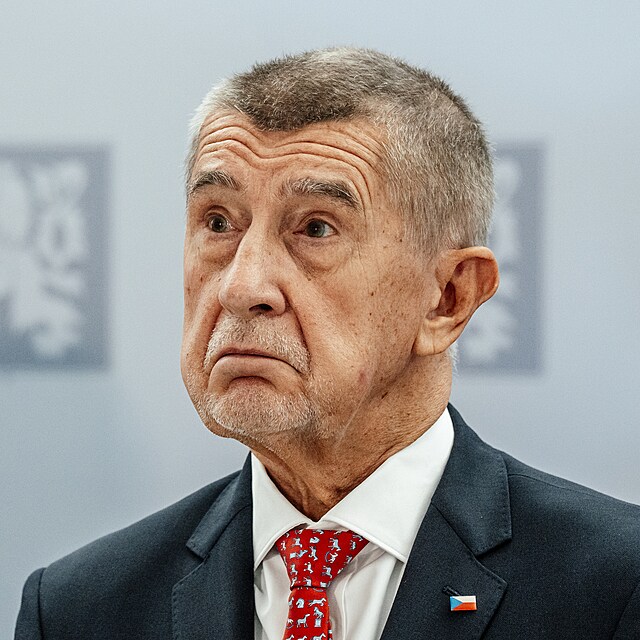 Babi� p�ed summitem NATO sl�bil, �e spojenc�m nebude lh�t. Macinka mezit�m poslal Pavlovi ostr� vzkaz