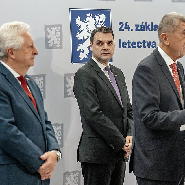 Babi� odlet�l na summit NATO. Moniku �ek� ve�e�e u Erdogana, Pavel si podle Macinky m��e vozit fotky.