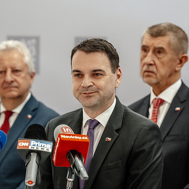 Babi� s Monikou odlet�li na summit NATO. Ona bude �e�it d�ti a obrazovky, Macinka r�pl do Pavla kv�li fotk�m.