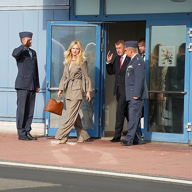 Andrej Babi� odlet�l na summit NATO z leti�t� Kbely. Po jeho boku byla man�elka Monika, kterou v Anka�e �ek� program s partnerkami prezident� a premi�r�.