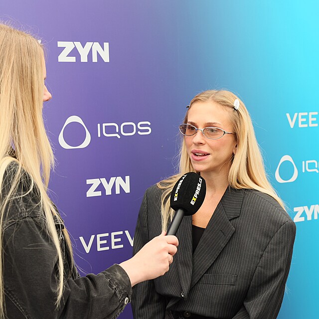 Mariana Pracha�ov� promluvila p�ed kamerou Expresu p��mo na IQOS akci. Krom� rozhovoru zaujala i sv�m outfitem, ve kter�m spojila p�nsky st�i�en� sako, sportovn�j�� z�klad a v�razn� br�
 Tilen Vajt / MAFRA