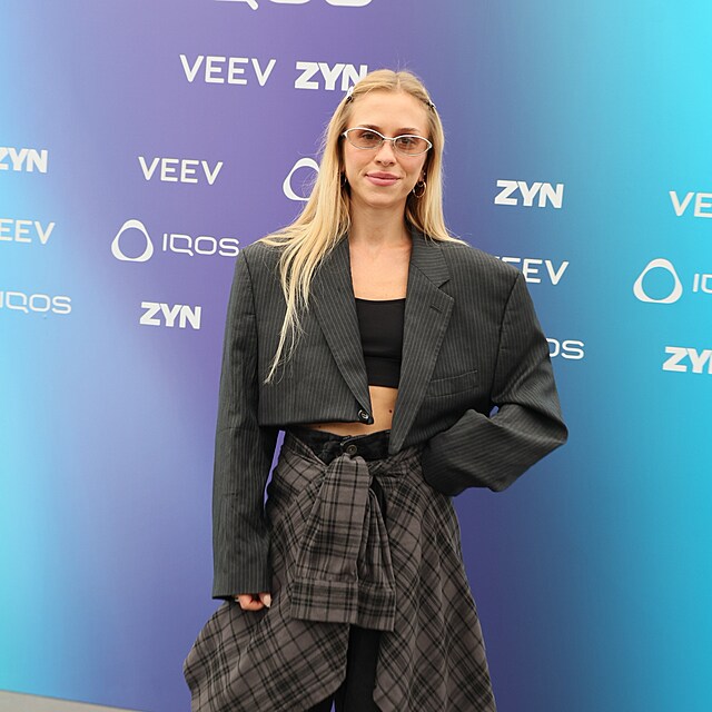 Mariana Pracha�ov� promluvila p�ed kamerou Expresu p��mo na IQOS akci. Krom� rozhovoru zaujala i sv�m outfitem, ve kter�m spojila p�nsky st�i�en� sako, sportovn�j�� z�klad a v�razn� br�le.