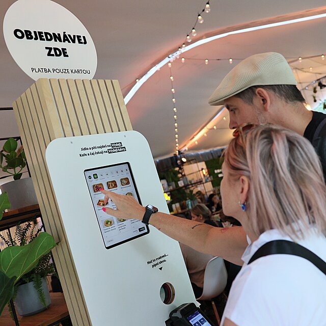 Rohl�k fungoval jako jedno z nejvyt�en�j��ch m�st KVIFF parku. U objedn�vek i v�deje se v �ase �pi�ky tvo�ily fronty.
