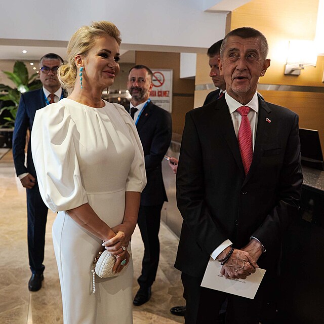 Monika Babi�ov� zvolila dlouh� b�l� �aty s objemn�j��mi ruk�vy, b�lou kabelku a v�razn� tyrkysov� n�u�nic
