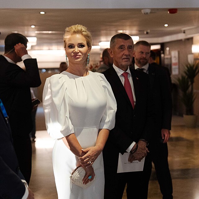Monika Babi�ov� zvolila dlouh� b�l� �aty s objemn�j��mi ruk�vy, b�lou kabelku a v�razn� tyrkysov� n�u�nice.