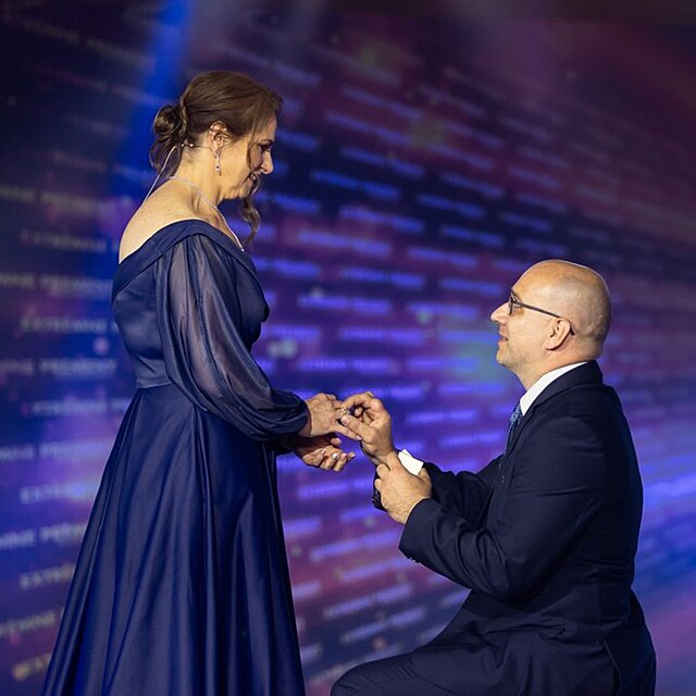 Kamila se b�hem galave�era zasnoubila.