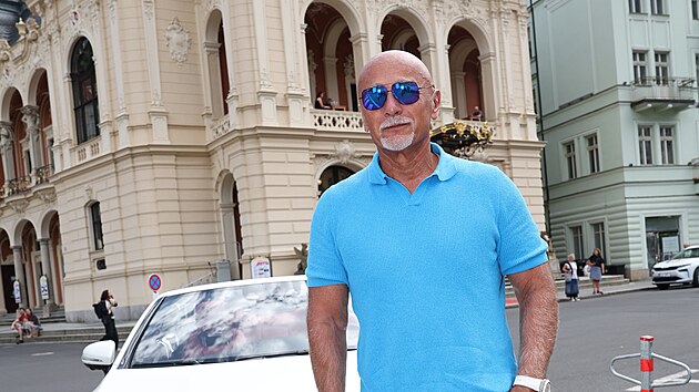 Richard Chlad p�ijel do Var� ve sv�m Mercedesu-Maybach S 650 Cabriolet