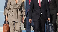 Monika Babi�ová p�ed odletem do Ankary zvolila bé�ovo�edý kalhotový kostým,...