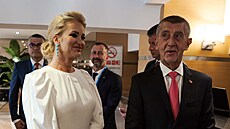 Monika Babi�ová zvolila dlouhé bílé �aty s objemn�j�ími rukávy, bílou kabelku a...