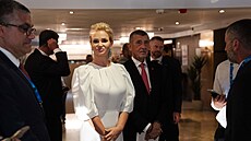 Monika Babi�ová zvolila dlouhé bílé �aty s objemn�j�ími rukávy, bílou kabelku a...