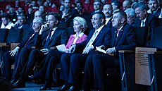Andrej Babi� trp�liv� poslouchá �e�níky na summitu NATO v Anka�e