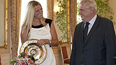Petra Kvitová p�ijela s vít�zným talí�em z Wimbledonu za prezidentem Milo�em...