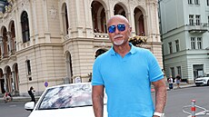 Richard Chlad p�ijel do Var� ve svém Mercedesu-Maybach S 650 Cabriolet