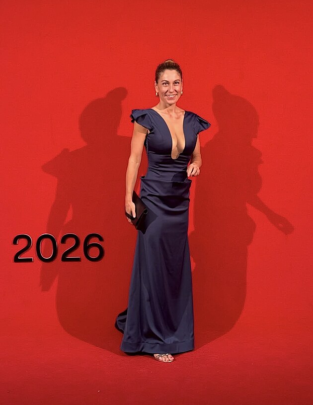 Eva Decroix zvolila na z�v�re�n� ceremoni�l tmav� modr� �aty od n�vrh��ky ��rky...