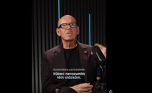 Klemp�� p�iznal, �e Strakat�ho ot�zk�m nerozum�. Moder�tor se p�itom sna�il...