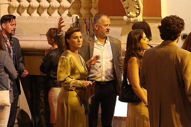 Lenka Krobotov� zapadla do no�n� hereck� party se sklenkou v ruce a klidem...