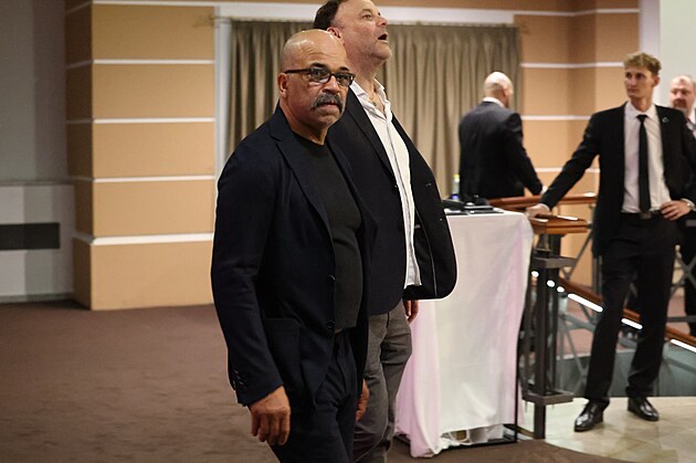 Po zast�vce v kasinu pokra�oval Wright do Becher�s Baru v hotelu Pupp, kam ve...