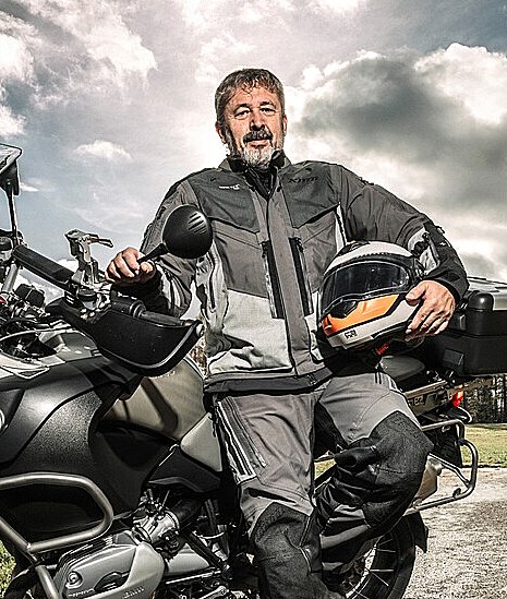 Ale� Opata je zn�m� jako v�niv� motork��. Na sn�mku p�zuje se svou silni�n�...