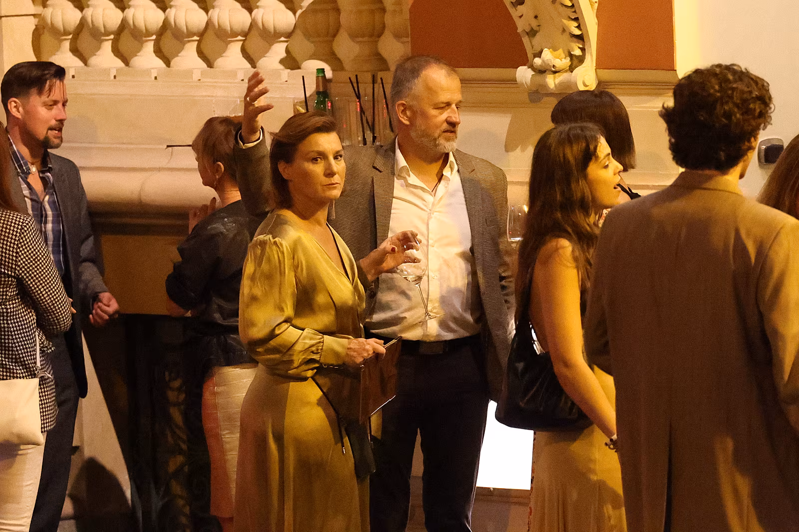 Lenka Krobotov� zapadla do no�n� hereck� party se sklenkou v ruce a klidem...
