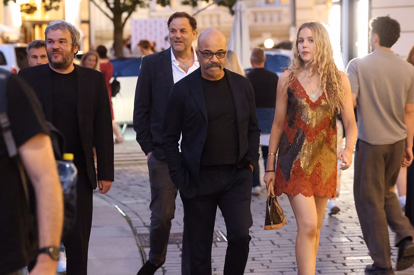 Jeffrey Wright vyrazil ve�er po kolon�d� s p�vabnou blond�nkou ve t�pytiv�ch...