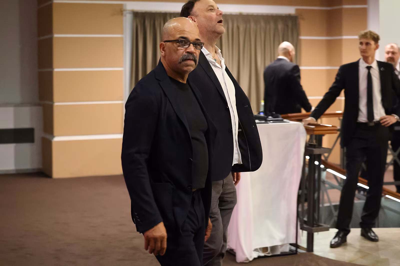Po zast�vce v kasinu pokra�oval Wright do Becher�s Baru v hotelu Pupp, kam ve...