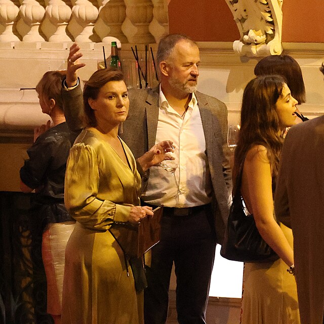 Lenka Krobotov� zapadla do no�n� hereck� party se sklenkou v ruce a klidem �lov�ka, kter� u� ve Varech za�il svoje.