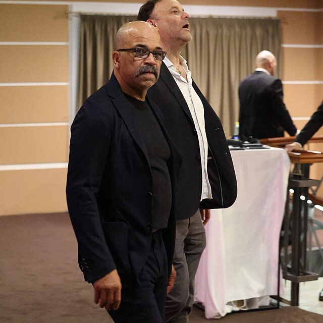 Po zast�vce v kasinu pokra�oval Wright do Becher�s Baru v hotelu Pupp, kam ve Varech m��� ti, kter�m ofici�ln� program nesta��.