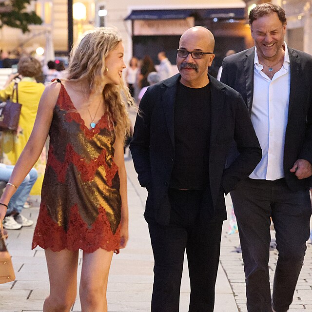 Jeffrey Wright vyrazil ve�er po kolon�d� s p�vabnou blond�nkou ve t�pytiv�ch mini�atech.